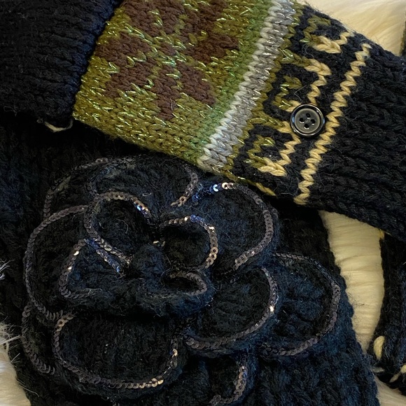 Knitted sequin flower head wrap and gloves set - Picture 4 of 5